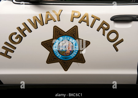 California Highway Patrol Police Car und Logo Stockfoto