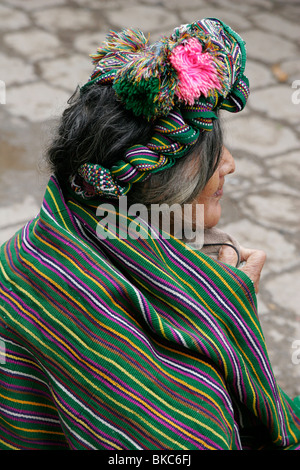 Ixil Maya Frau gekleidet in traditioneller Kleidung auf dem Markt in Nebaj, Guatemala, Mittelamerika Stockfoto