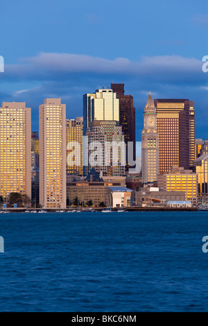 USA, Massachusetts, Boston, Stadt Skline betrachtet durch den Hafen von Boston im Morgengrauen Stockfoto