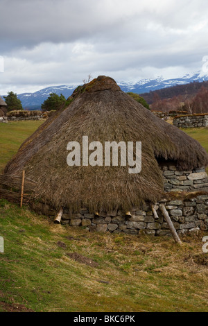 Ländliche alte runde strohgedeckten. Kreisförmige altes Haus, Baile Gean (Gemeinde) Highland Folk Museum, Sehenswürdigkeit, Aviemore, Highlands, Schottland, Großbritannien Stockfoto