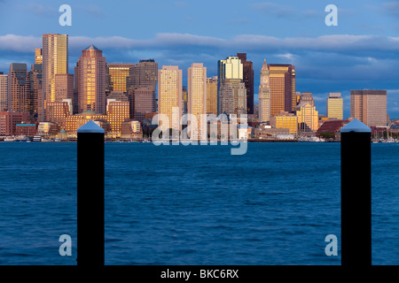 USA, Massachusetts, Boston, Stadt Skline betrachtet durch den Hafen von Boston im Morgengrauen Stockfoto