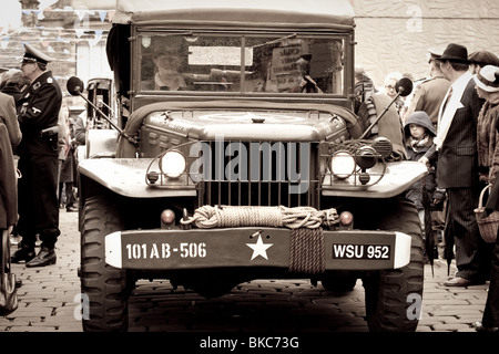 Ein amerikanisches Jeep reist entlang der Straße während einer Veranstaltung der 1940er Jahre in Haworth, Vereinigtes Königreich Stockfoto