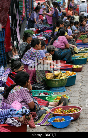 Tzutuhil Maya Frauen gekleidet in traditioneller Kleidung auf dem Markt in Santiago Atitlan, Lake Atitlan, Guatemala, Mittelamerika Stockfoto