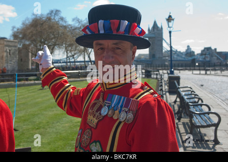 Die Yeoman Warders ihrer Majestät königlichen Palast, der Tower of London, im Volksmund bekannt als Beefeaters. Stockfoto