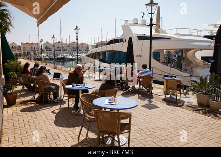 Café am Yachthafen am Queensway Quay, Gibraltar Stockfoto