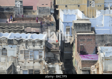 Blick hinunter auf den Balkonen in Varanasi in Indien während Holi Festival, das Festival der Farben Stockfoto