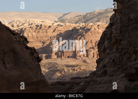 Vista zwischen Felsen auf die königlichen Gräber in Petra. Jordanien Stockfoto