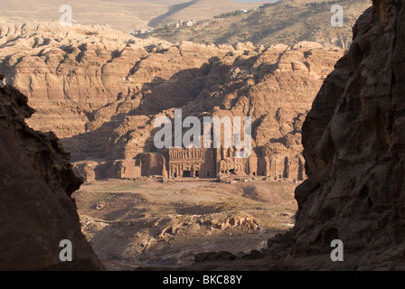 Vista zwischen Felsen auf die königlichen Gräber in Petra. Jordanien Stockfoto