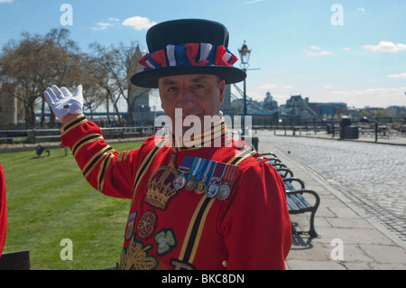 Die Yeoman Warders ihrer Majestät königlichen Palast, der Tower of London, im Volksmund bekannt als Beefeaters. Stockfoto