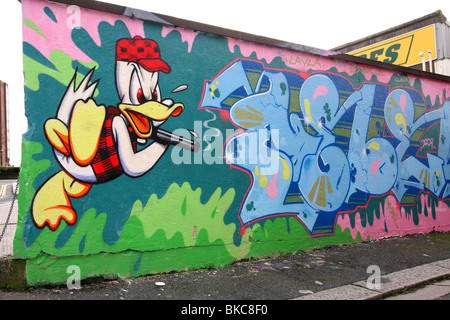 Donald Duck ist eine amerikanische Comicfigur The Walt Disney Company, wie in der Graffiti-Charakter auf diesem wandseitigen gemalt zu sehen Stockfoto