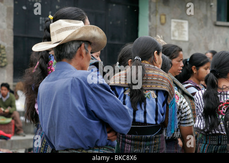 Tzutuhil Maya-Volkes gekleidet in traditioneller Kleidung auf dem Markt in Santiago Atitlan, Lake Atitlan, Guatemala, Mittelamerika Stockfoto