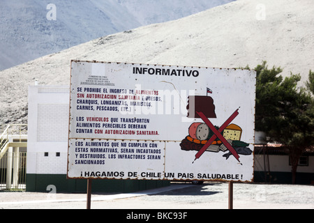 Gesundheitsministerium Zeichen an Kontrollposten Warnung vor dem Transport von Lebensmitteln und frischen Produkten ohne die richtige Dokumentation, Cuya, Chile Stockfoto