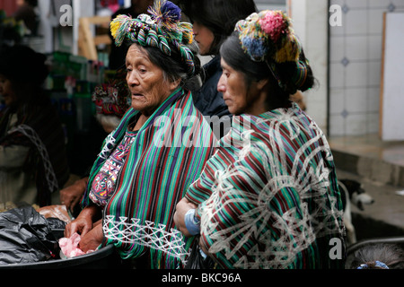 Ixil Maya Frauen gekleidet in traditioneller Kleidung auf dem Markt in Nebaj, Guatemala, Mittelamerika Stockfoto