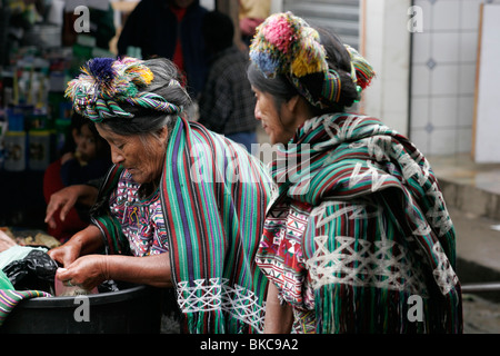 Ixil Maya Frauen gekleidet in traditioneller Kleidung auf dem Markt in Nebaj, Guatemala, Mittelamerika Stockfoto