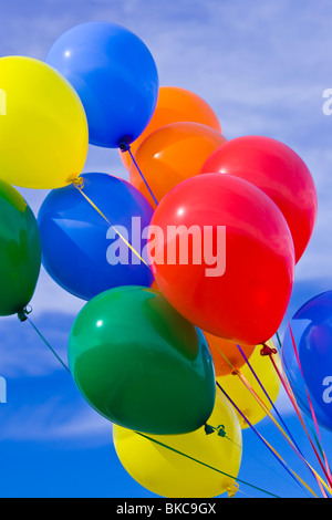 Bunte Luftballons gegen blauen Himmel Stockfoto