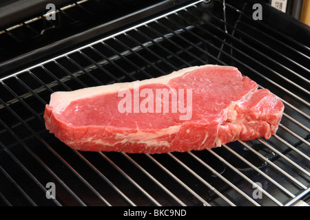 Rohes Rinderfilet Steak auf einer Grillpfanne hautnah Stockfoto