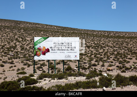 Sign at Grenzkontrolle Bestellerklärung für alle frischen Obst, Gemüse und tierischen Produkte, die in Chile importiert werden, Bolivien / Chile Grenze Stockfoto