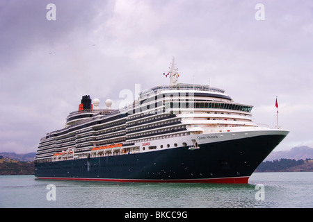 Kreuzfahrtschiff der Cunard Queen Victoria in Lyttelton, Neuseeland kommt Stockfoto