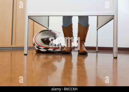 Junge Frau in einer Wahlkabine Stockfoto