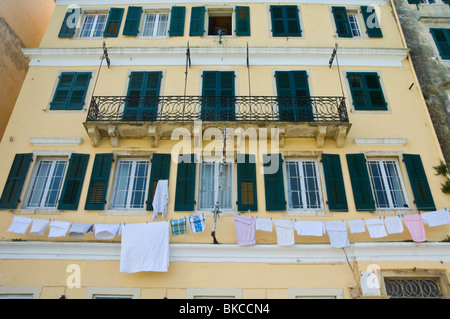 Wäscheleinen gespannt von Apartments in Korfu Altstadt auf der griechischen Insel Korfu Griechenland GR Stockfoto
