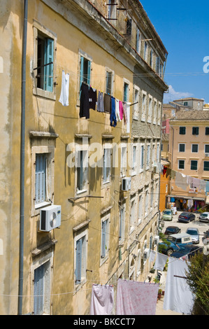 Wäscheleinen gespannt von Apartments in Korfu Altstadt auf der griechischen Insel Korfu Griechenland GR Stockfoto