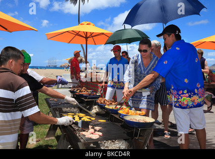 Barbecue am Strand von Nevis, für die Passagiere auf dem Kreuzfahrtschiff vor Anker in der Ferne. Stockfoto