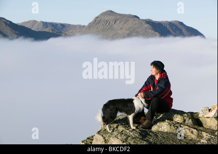 Über den Wolken auf Hecht O Blsico Blick in Richtung Crinkle Craggs und Bogen fiel in den Lake District-UK Stockfoto