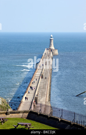 Tynemouth Pier und der Leuchtturm von im Priorat Schloss betrachtet. Stockfoto