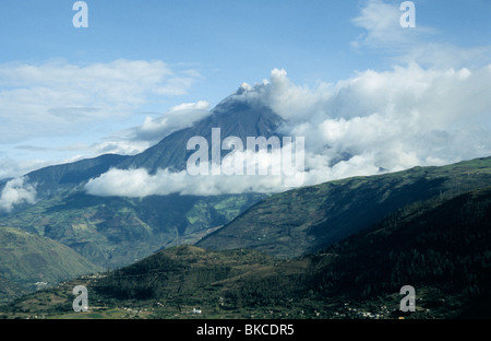 Der Vulkan Tungurahua in Ecuador während eines Ausbruchs Stockfoto