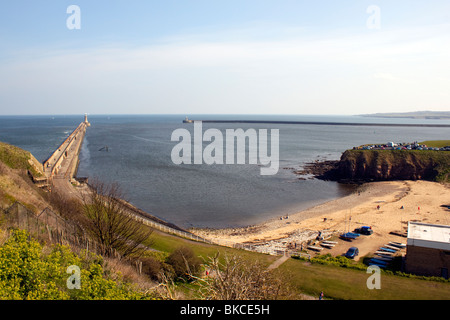 König Edwards Bucht Tynemouth. In der Priorei Burg zeigt sowohl Tynemouth und South Shields Piers und Leuchttürme betrachtet aus Stockfoto