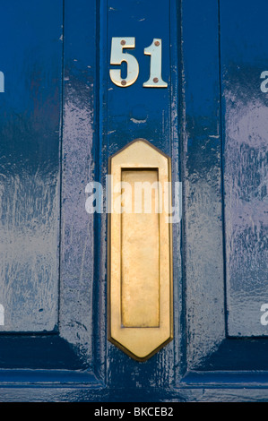 Nr. 51 blaue Eingangstür des Hauses mit Messing-Briefkasten Ludlow Shropshire England UK Stockfoto