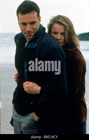 DER BOXER (1997) DANIEL DAY-LEWIS, EMILY WATSON BXER 052 Stockfoto