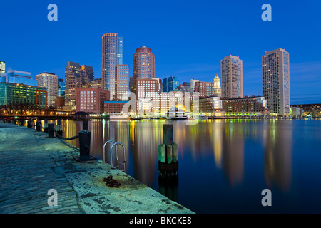 USA, Massachusetts, Boston, Skyline und Innenhafen einschließlich Rowes Wharf im Morgengrauen Stockfoto