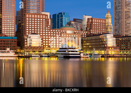 USA, Massachusetts, Boston, Skyline und Innenhafen einschließlich Rowes Wharf im Morgengrauen Stockfoto