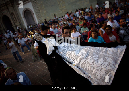 Männer tragen eine Statue der Jungfrau der Einsamkeit während der Karwoche feiern in Oaxaca, Mexiko, 9. April 2009. Stockfoto