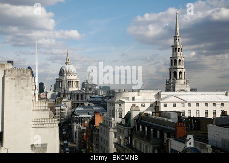 Dachlinie Blick auf St. Pauls Kathedrale und St Bride Kirche, City of London, UK. Fleet Street entnommen. Stockfoto