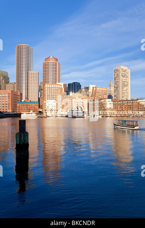 USA, Massachusetts, Boston, Skyline und Innenhafen einschließlich Rowes Wharf im Morgengrauen Stockfoto