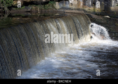 Das Wehr (Wasserfall) auf der Fluss-Mandel in der Nähe von Cramond, Edinburgh, Schottland. Stockfoto