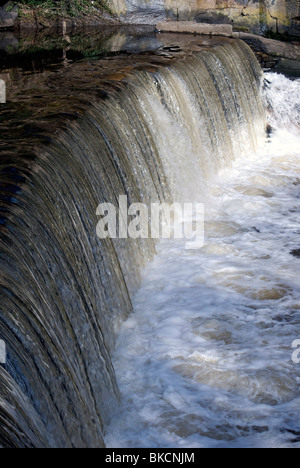 Das Wehr (Wasserfall) auf der Fluss-Mandel in der Nähe von Cramond, Edinburgh, Schottland. Stockfoto