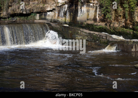 Das Wehr (Wasserfall) auf der Fluss-Mandel in der Nähe von Cramond, Edinburgh, Schottland. Stockfoto