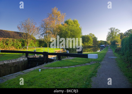 Am frühen Morgen an Wootton Flüsse Schleuse auf der Kennet und Avon Kanal in Wiltshire Stockfoto