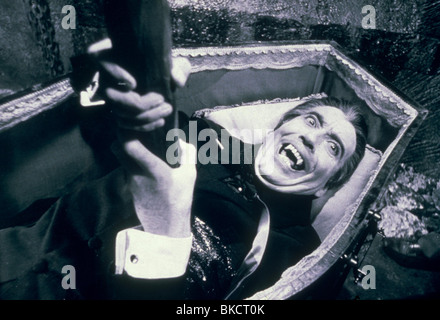 DRACULA IST AUS DEM GRAB (1968) CHRISTOPHER LEE DHRG 001 GESTIEGEN. Stockfoto