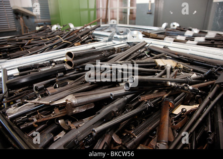 illegale und legale Waffen und Munition. Die Waffen sind, sammeln und an die LZPD in Deutschland zerstört Stockfoto