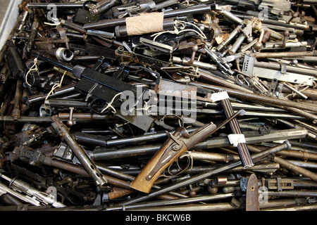 illegale und legale Waffen und Munition. Die Waffen sind, sammeln und an die LZPD in Deutschland zerstört Stockfoto