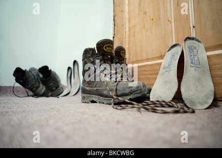 Wanderschuhe im Hotelzimmer nach einem Pferd trek in Khoton Nuur See (Tavan Bogd National Park), westliche Mongolei. Stockfoto