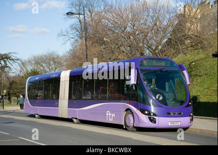 FTR kurvenreich Bus auf einer Straße im Stadtzentrum von York, England. Stockfoto