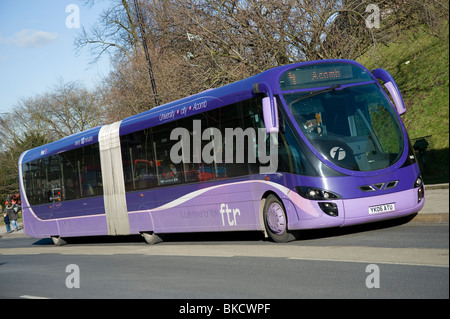 FTR kurvenreich Bus auf einer Straße im Stadtzentrum von York, England. Stockfoto