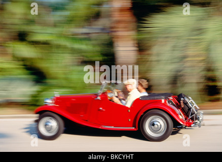 Paar in Vintage 50 MG Automobil Stockfoto