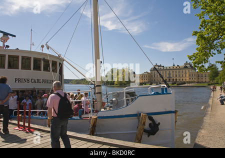 Dampfschiff Prins Carl Philip an der Pier des königlichen Schloss Drottningholm Palace in Stockholm Schweden Stockfoto