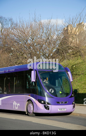 FTR Bus auf einer Straße im Stadtzentrum von York, England. Stockfoto